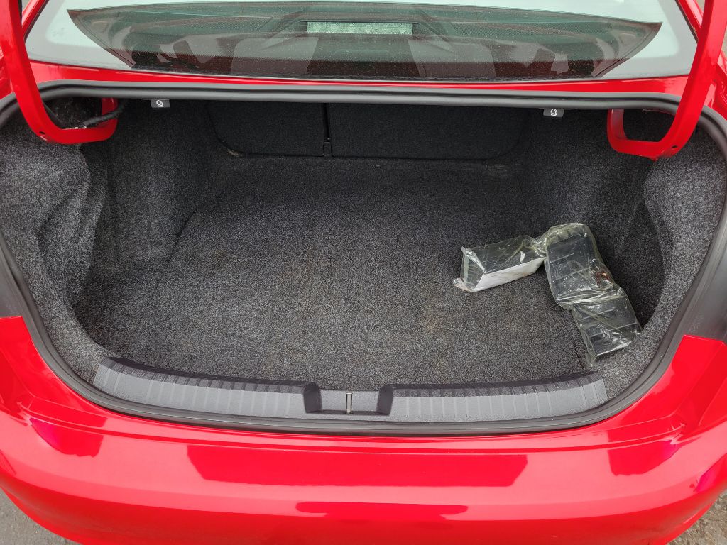 Photo 27 of this VOLKSWAGEN JETTA