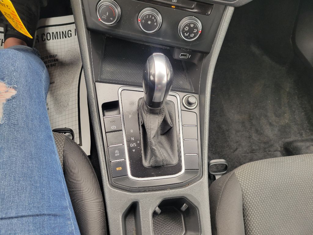 Photo 21 of this VOLKSWAGEN JETTA