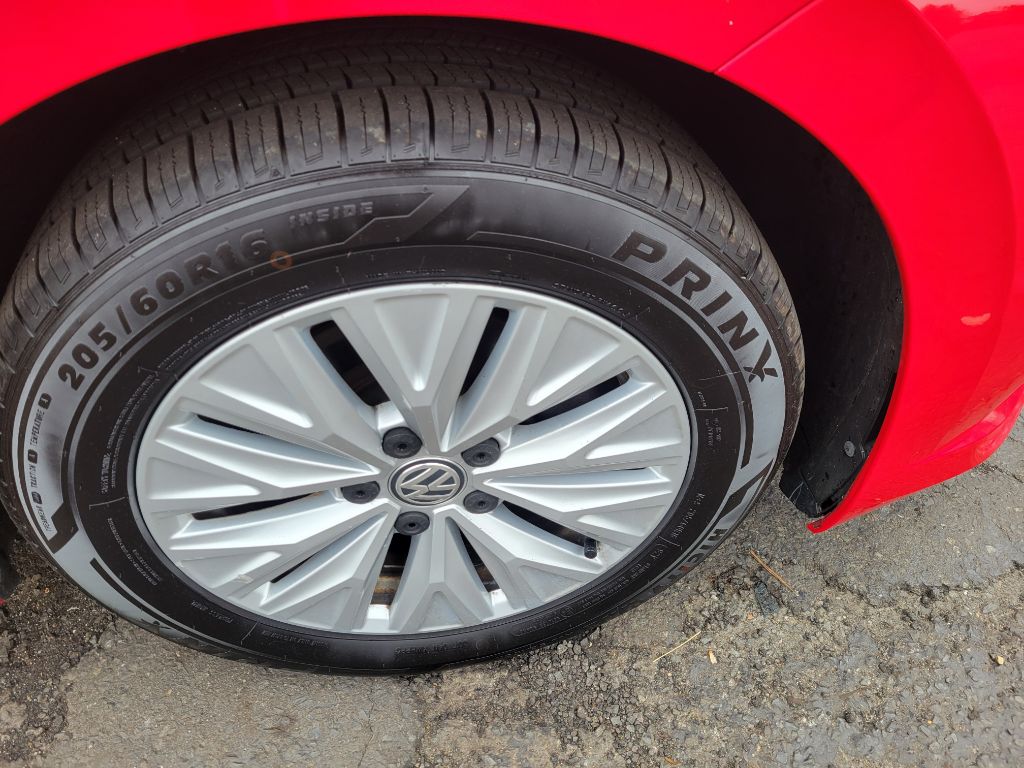 Photo 8 of this VOLKSWAGEN JETTA