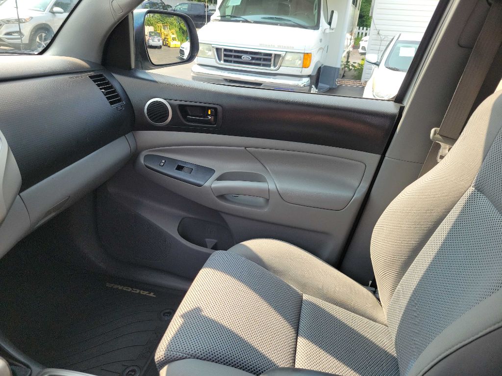 Photo 22 of this TOYOTA TACOMA