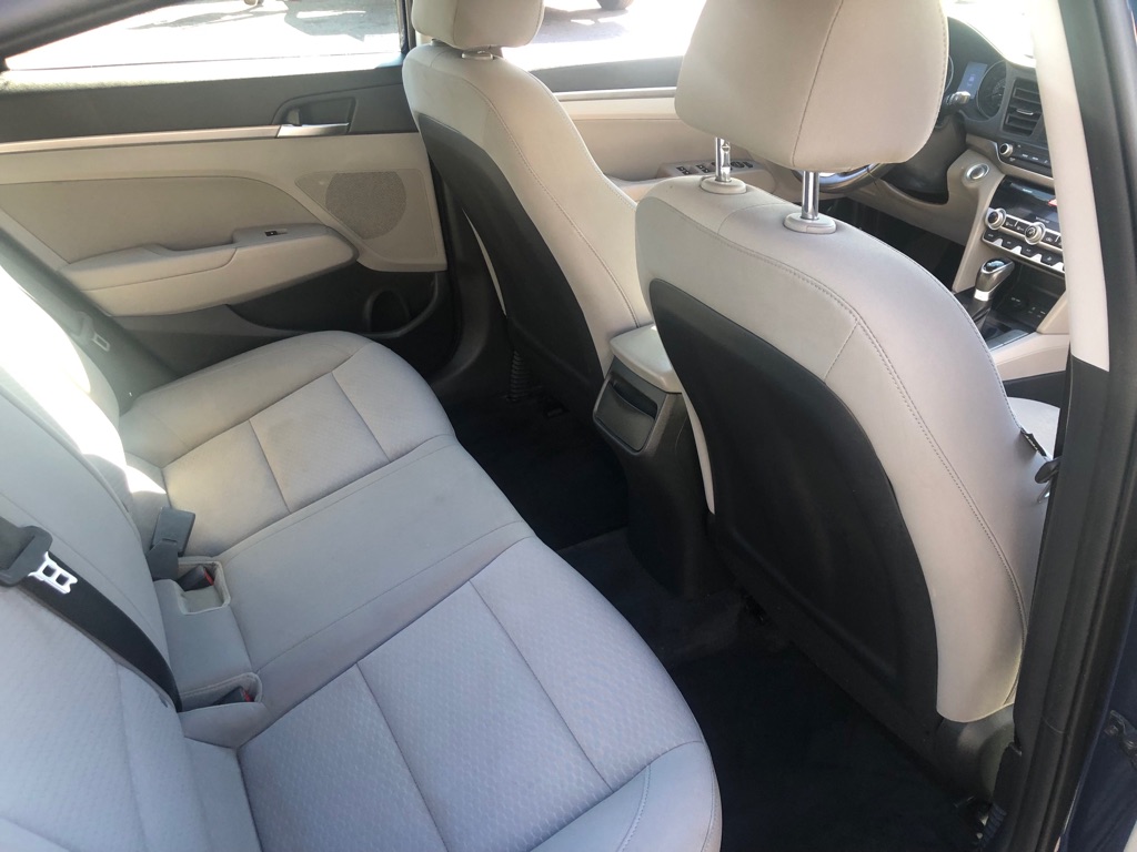 Photo 21 of this HYUNDAI ELANTRA