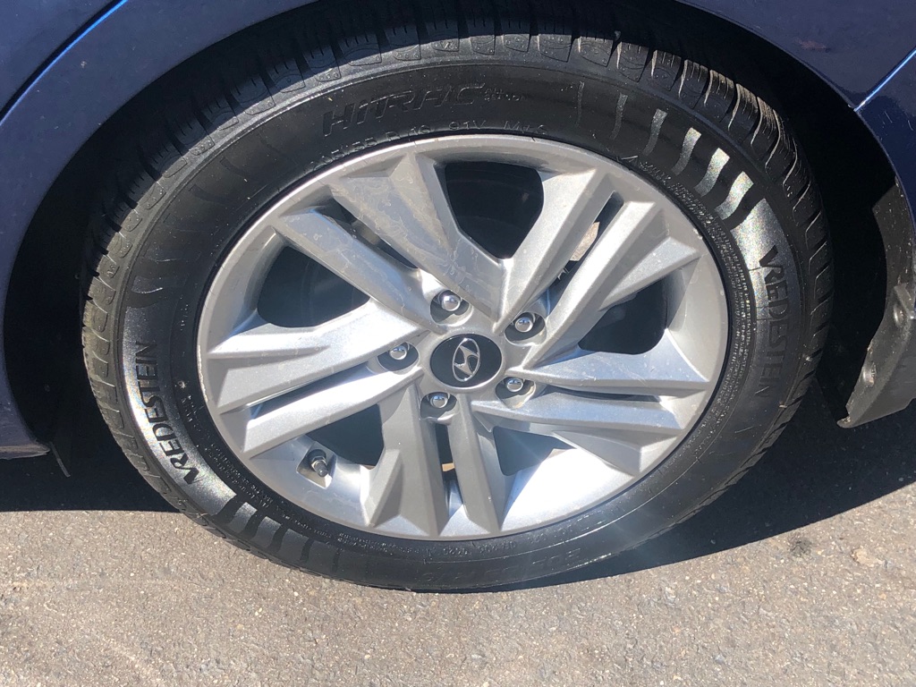 Photo 12 of this HYUNDAI ELANTRA