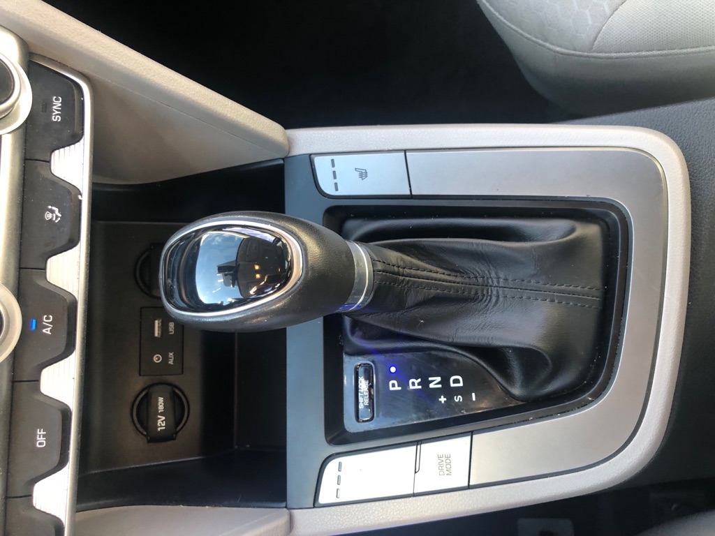 Photo 28 of this HYUNDAI ELANTRA