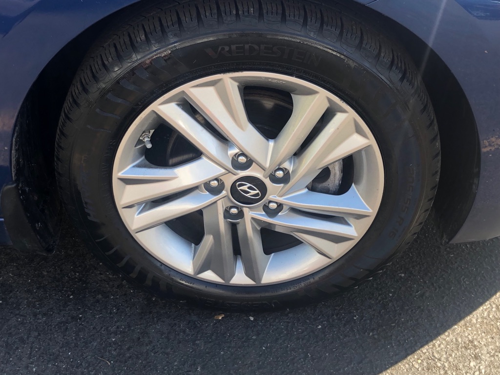 Photo 14 of this HYUNDAI ELANTRA