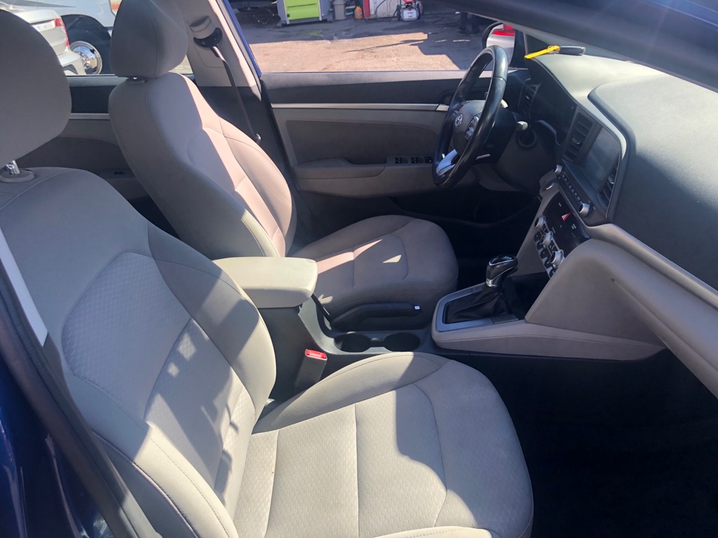 Photo 16 of this HYUNDAI ELANTRA