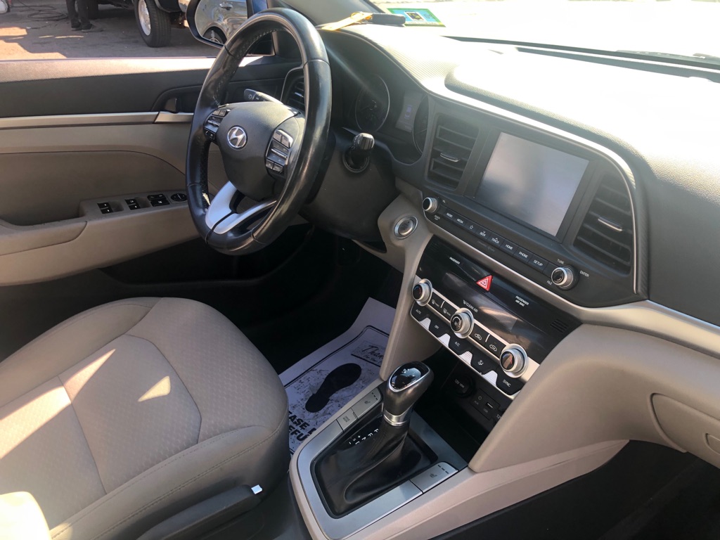Photo 19 of this HYUNDAI ELANTRA