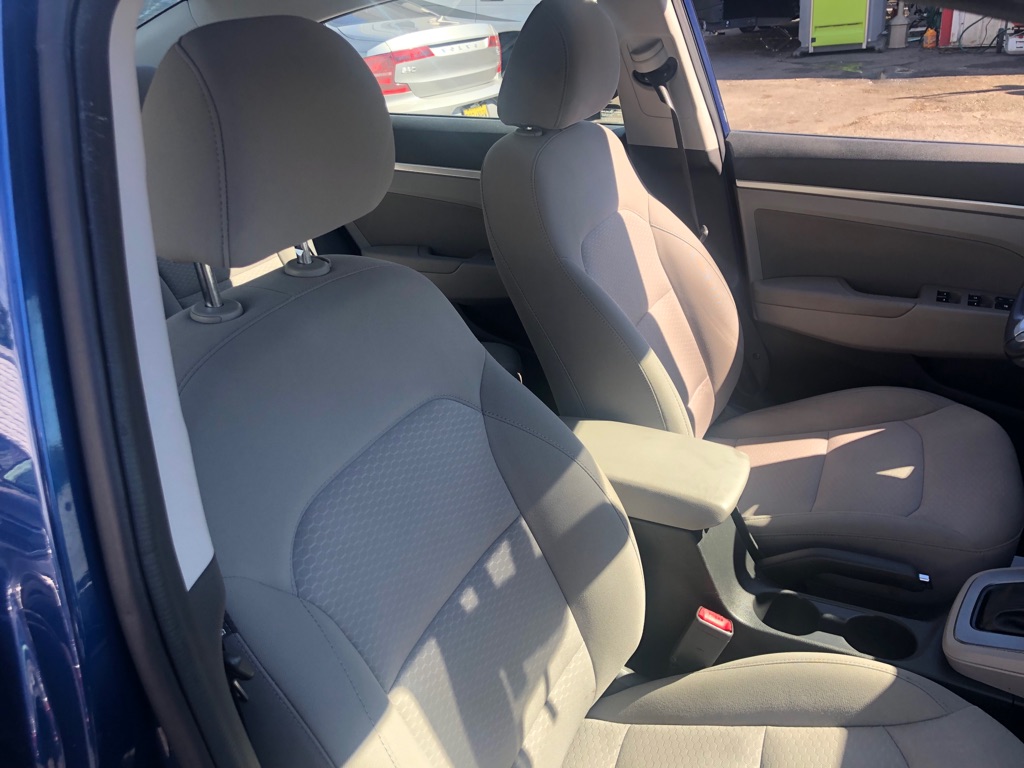 Photo 17 of this HYUNDAI ELANTRA
