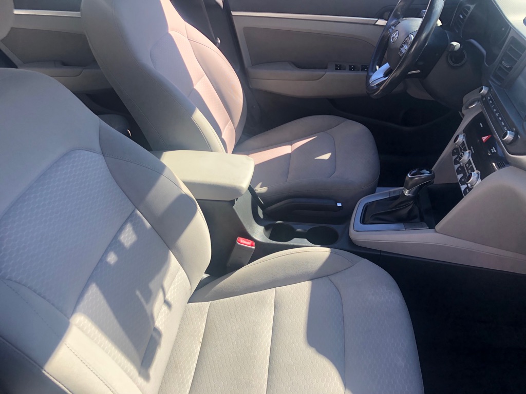 Photo 18 of this HYUNDAI ELANTRA