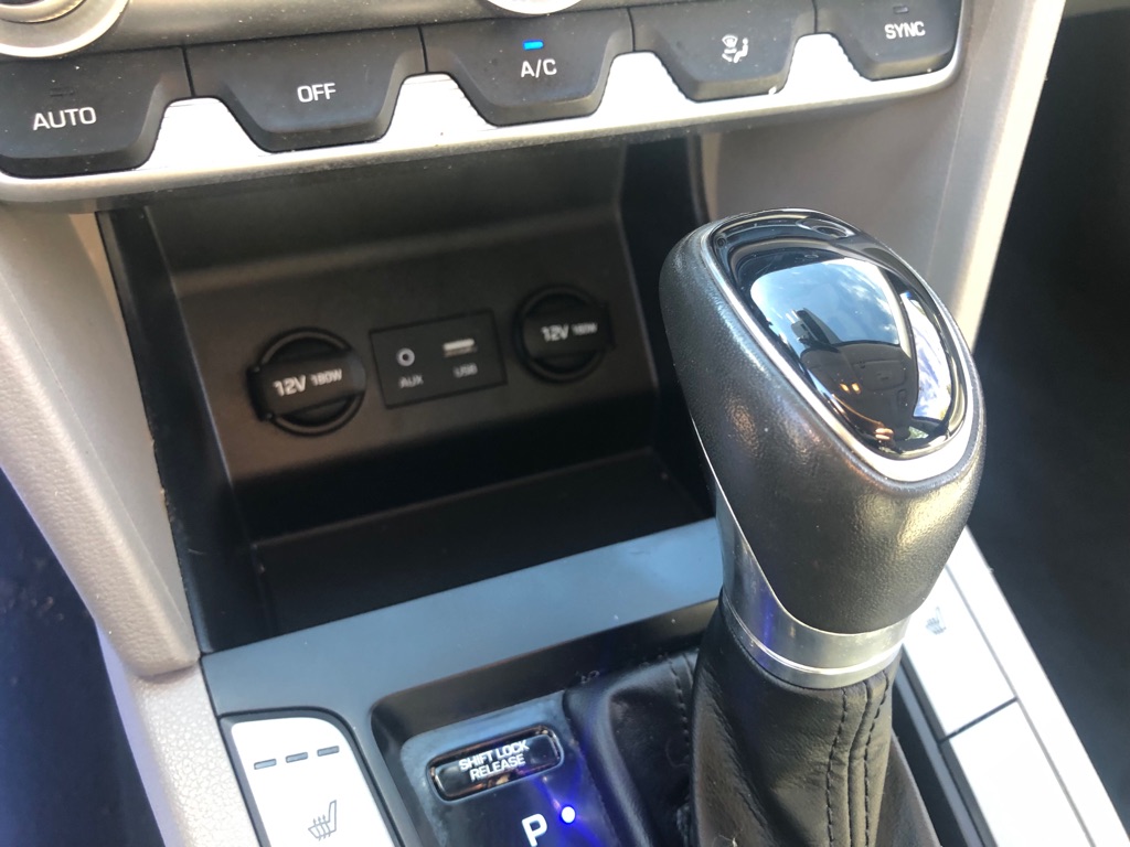 Photo 27 of this HYUNDAI ELANTRA