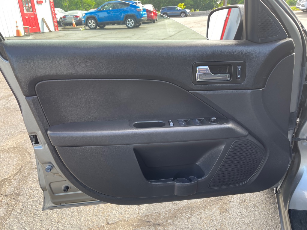 Photo 13 of this FORD FUSION