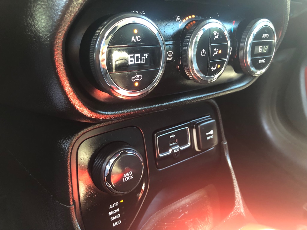 Photo 39 of this JEEP RENEGADE