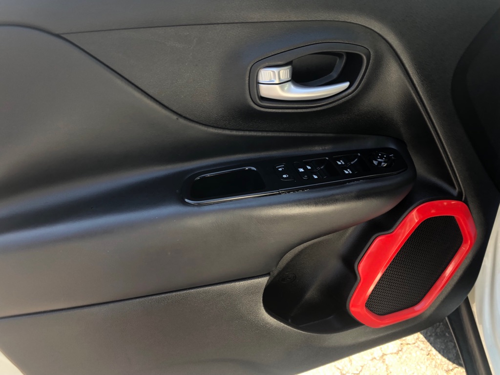 Photo 21 of this JEEP RENEGADE