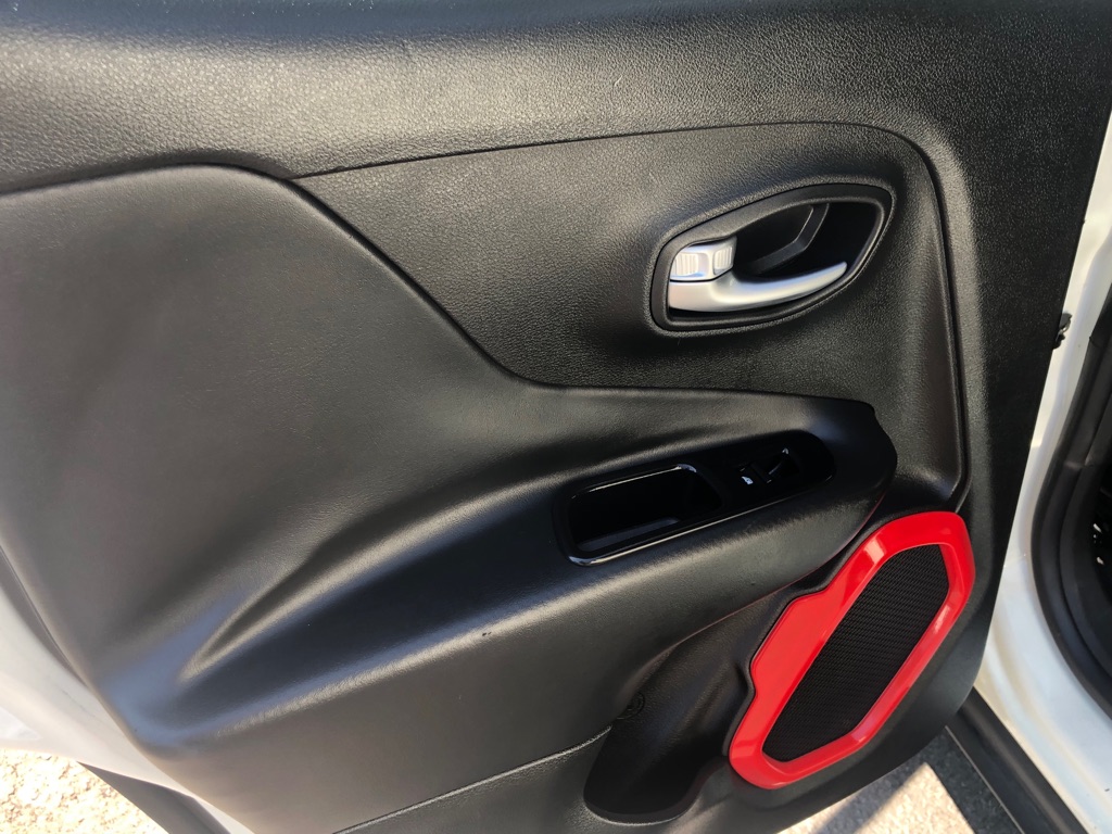 Photo 27 of this JEEP RENEGADE