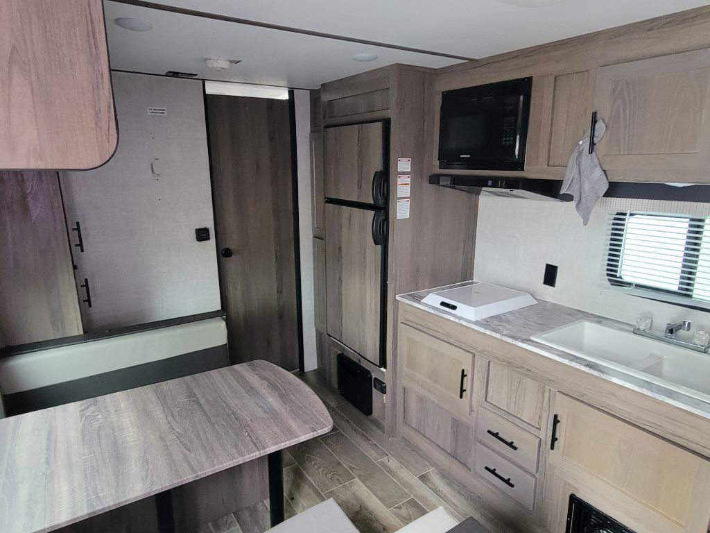 Photo 4 of this GULF STREAM COACH CONQUEST