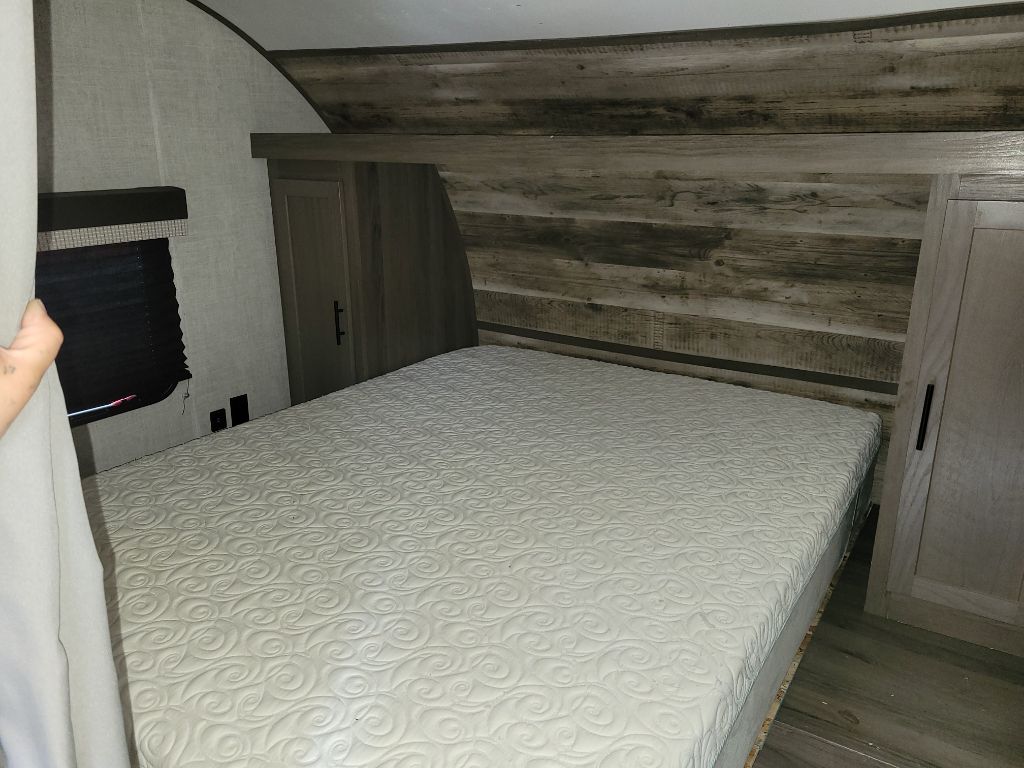 Photo 13 of this GULF STREAM COACH CONQUEST