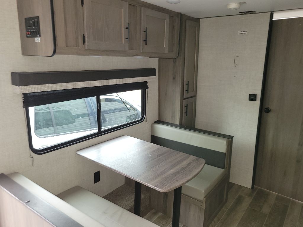 Photo 11 of this GULF STREAM COACH CONQUEST