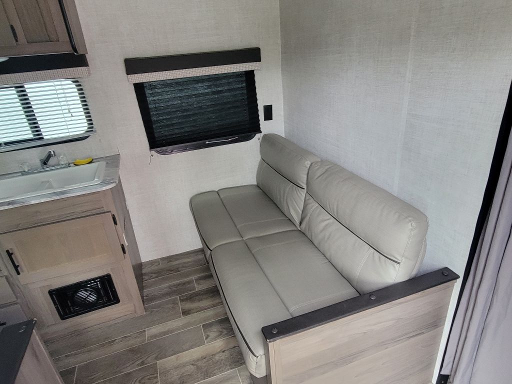 Photo 6 of this GULF STREAM COACH CONQUEST