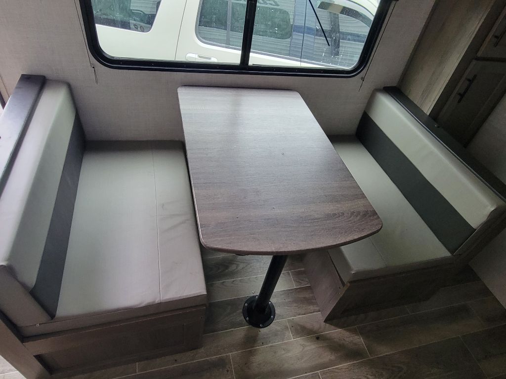 Photo 5 of this GULF STREAM COACH CONQUEST