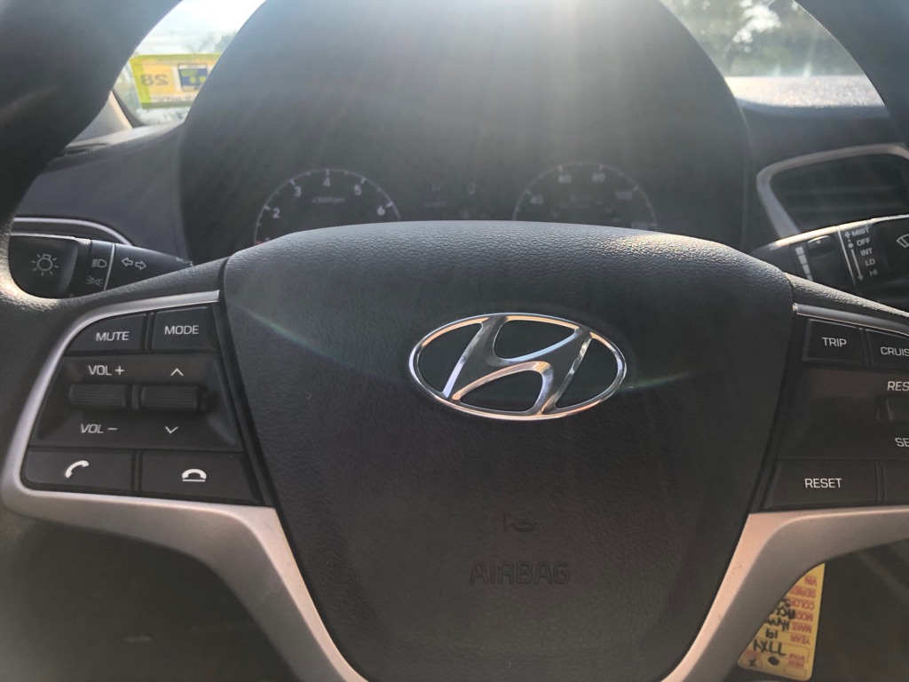Photo 26 of this HYUNDAI ACCENT