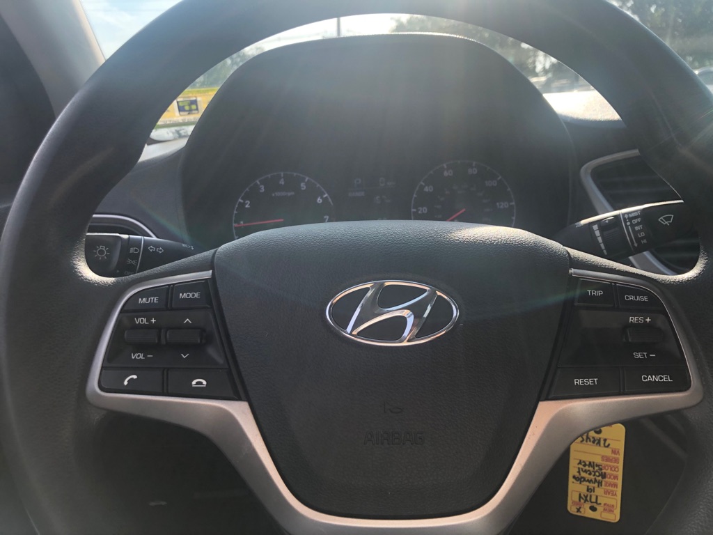 Photo 28 of this HYUNDAI ACCENT