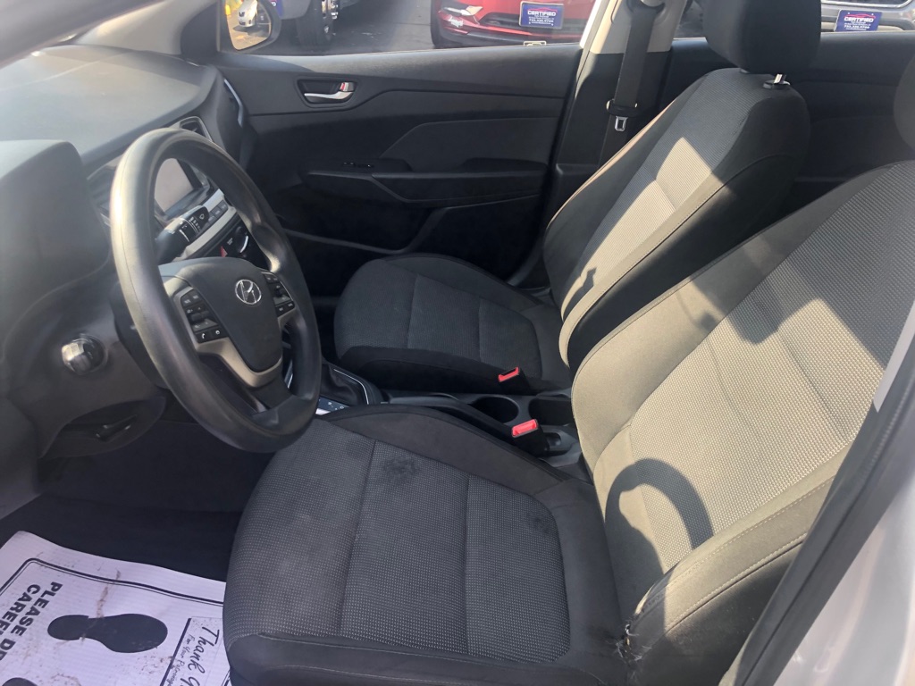 Photo 12 of this HYUNDAI ACCENT