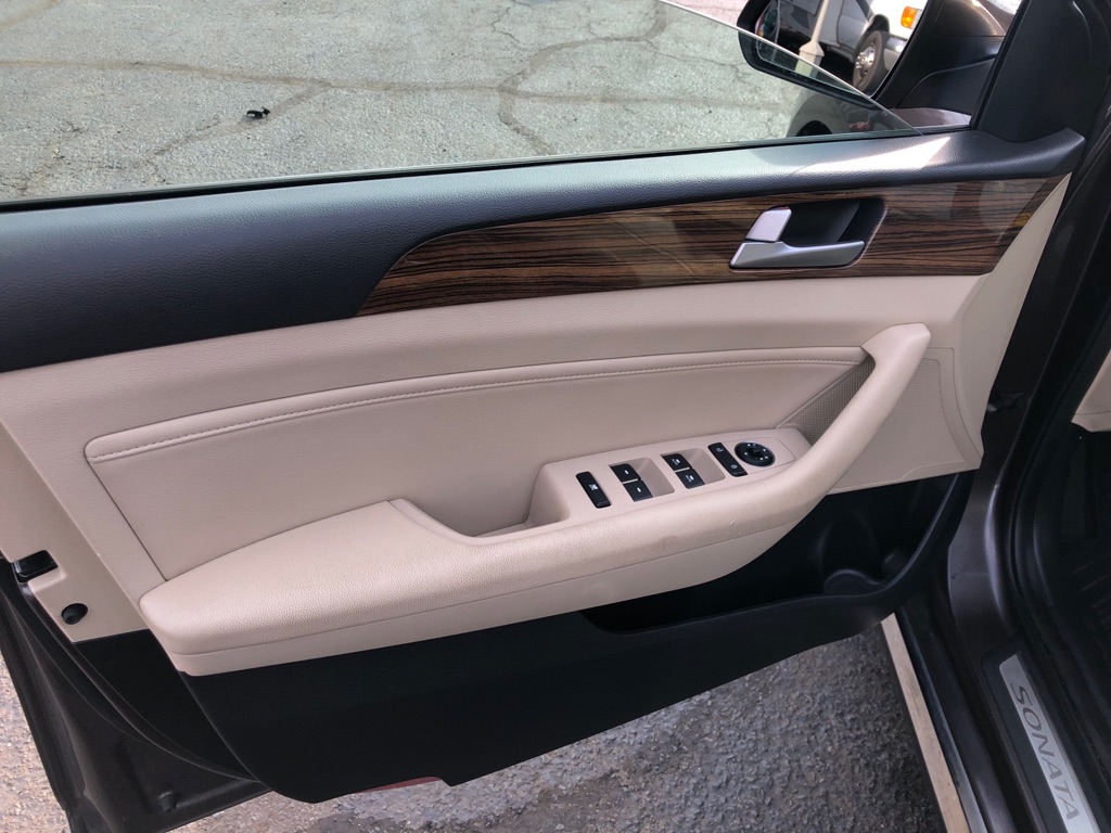 Photo 15 of this HYUNDAI SONATA