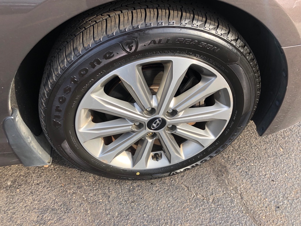 Photo 13 of this HYUNDAI SONATA