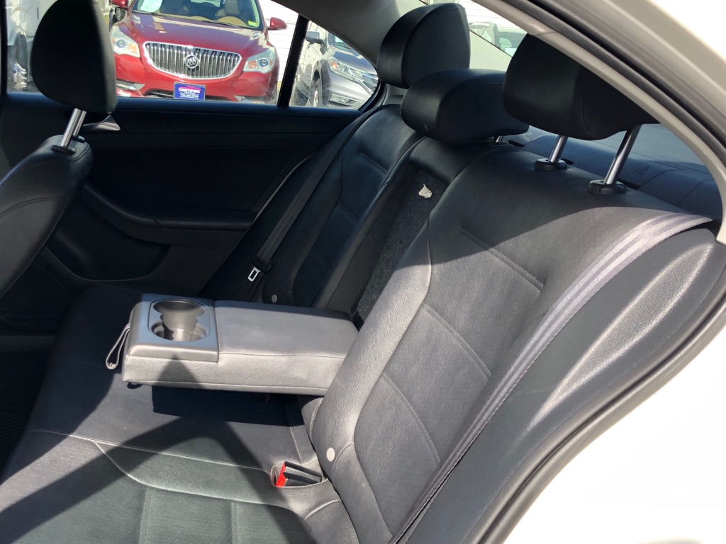 Photo 23 of this VOLKSWAGEN JETTA