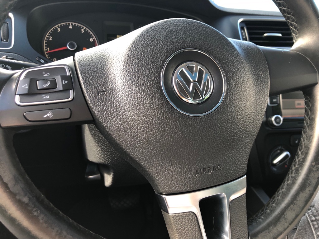 Photo 33 of this VOLKSWAGEN JETTA