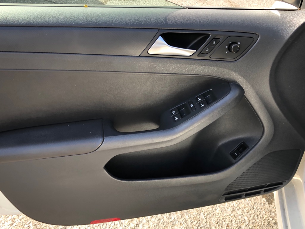 Photo 21 of this VOLKSWAGEN JETTA