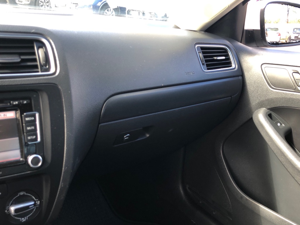Photo 30 of this VOLKSWAGEN JETTA