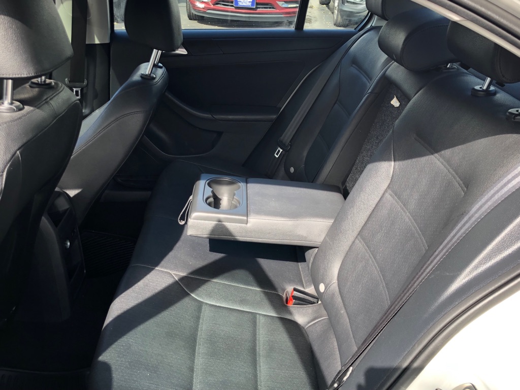Photo 24 of this VOLKSWAGEN JETTA