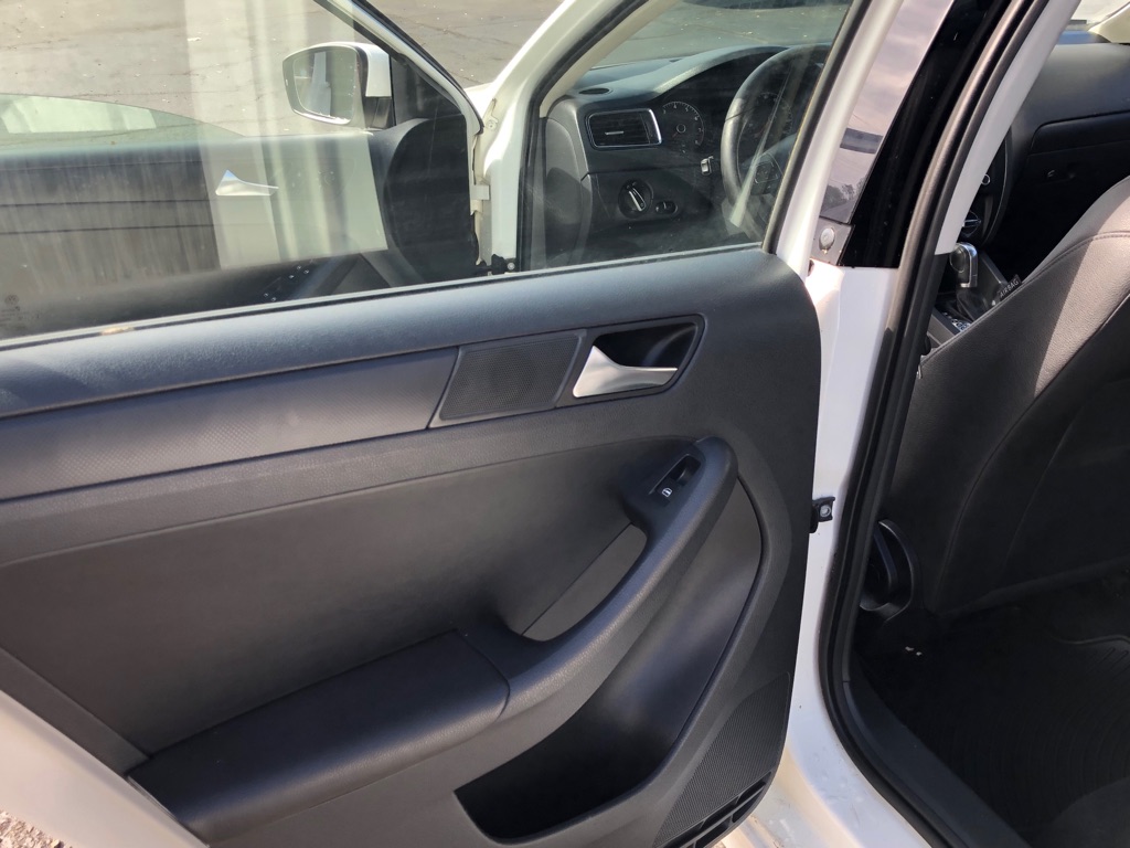 Photo 27 of this VOLKSWAGEN JETTA