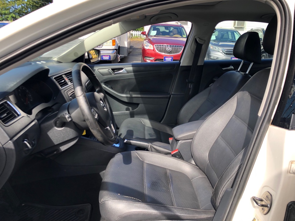 Photo 15 of this VOLKSWAGEN JETTA