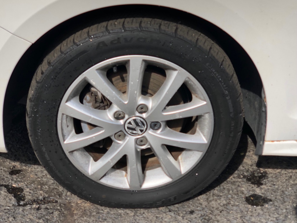 Photo 12 of this VOLKSWAGEN JETTA