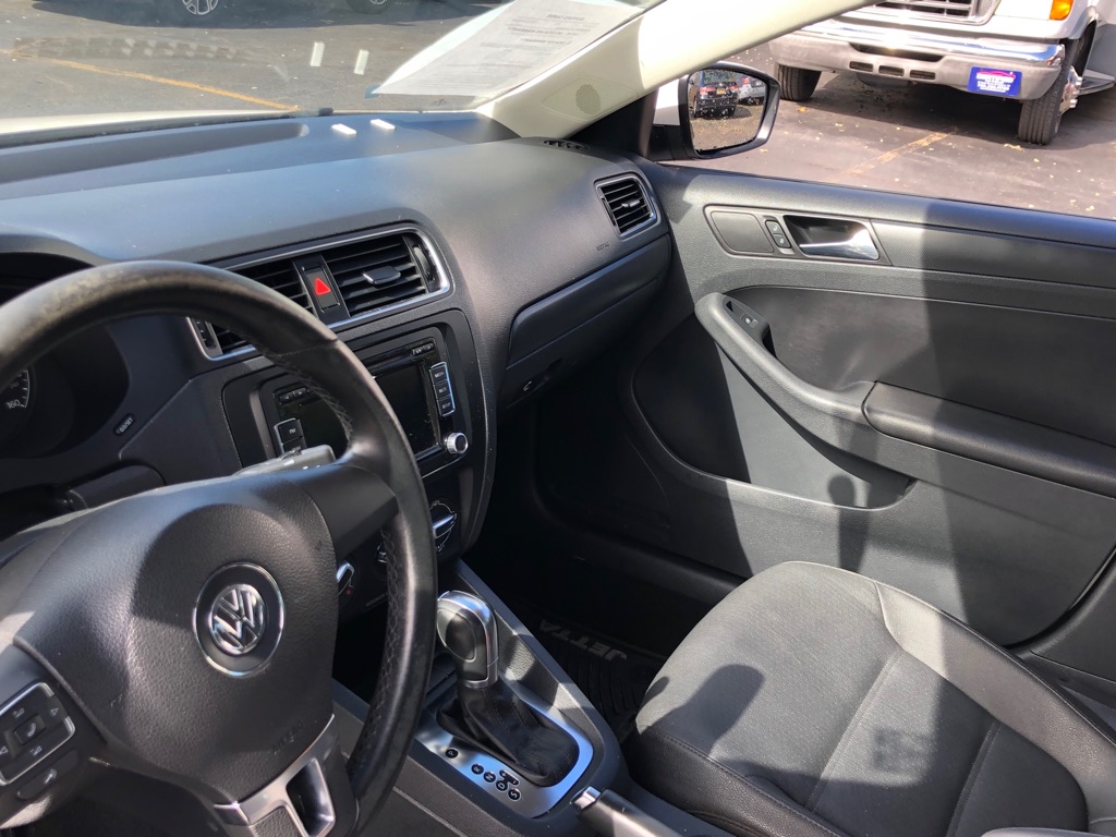 Photo 19 of this VOLKSWAGEN JETTA