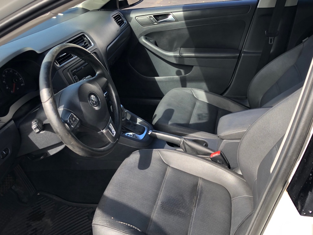 Photo 17 of this VOLKSWAGEN JETTA