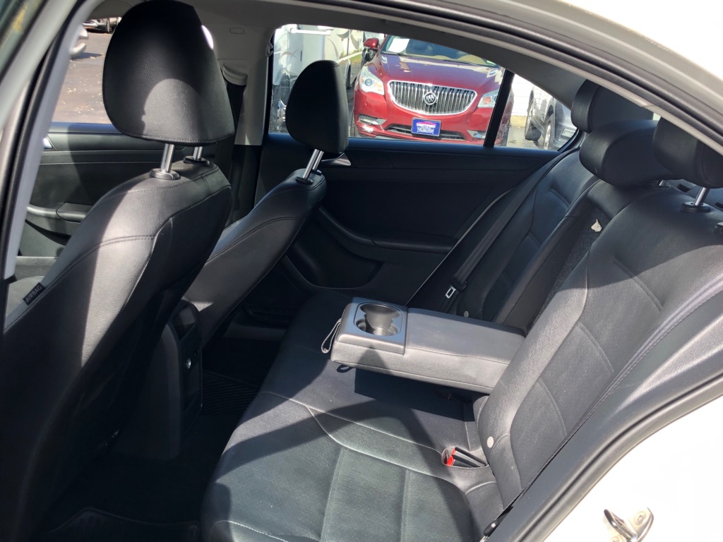 Photo 22 of this VOLKSWAGEN JETTA