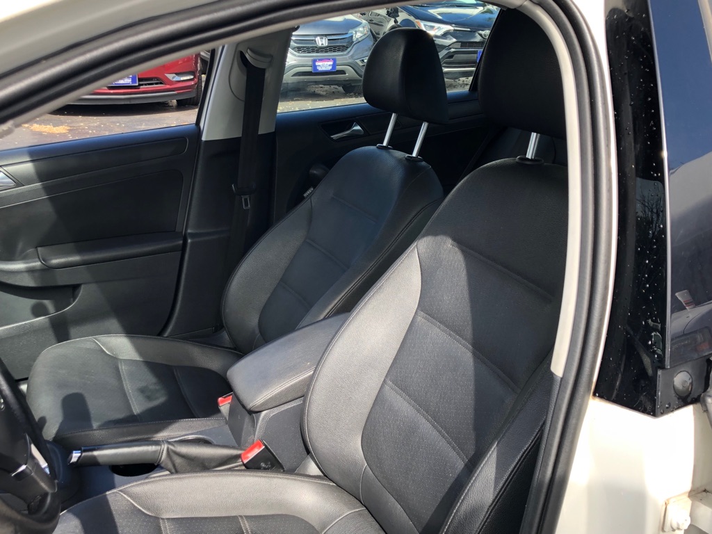 Photo 16 of this VOLKSWAGEN JETTA