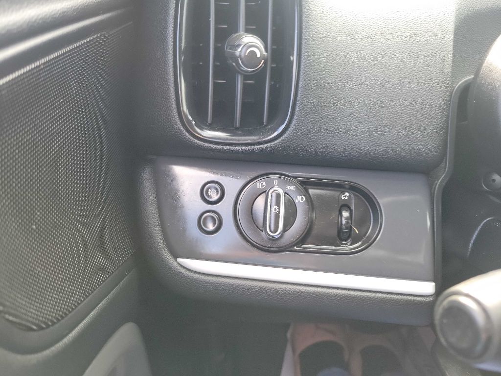 Photo 16 of this MINI COOPER