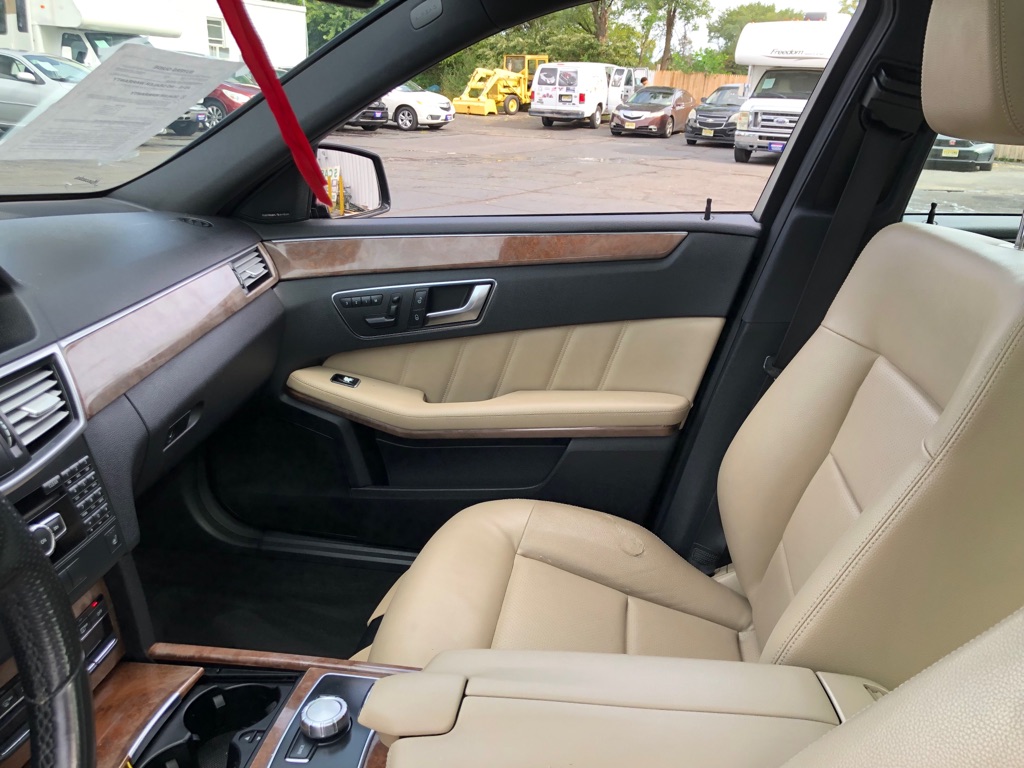 Photo 18 of this MERCEDES-BENZ E-CLASS