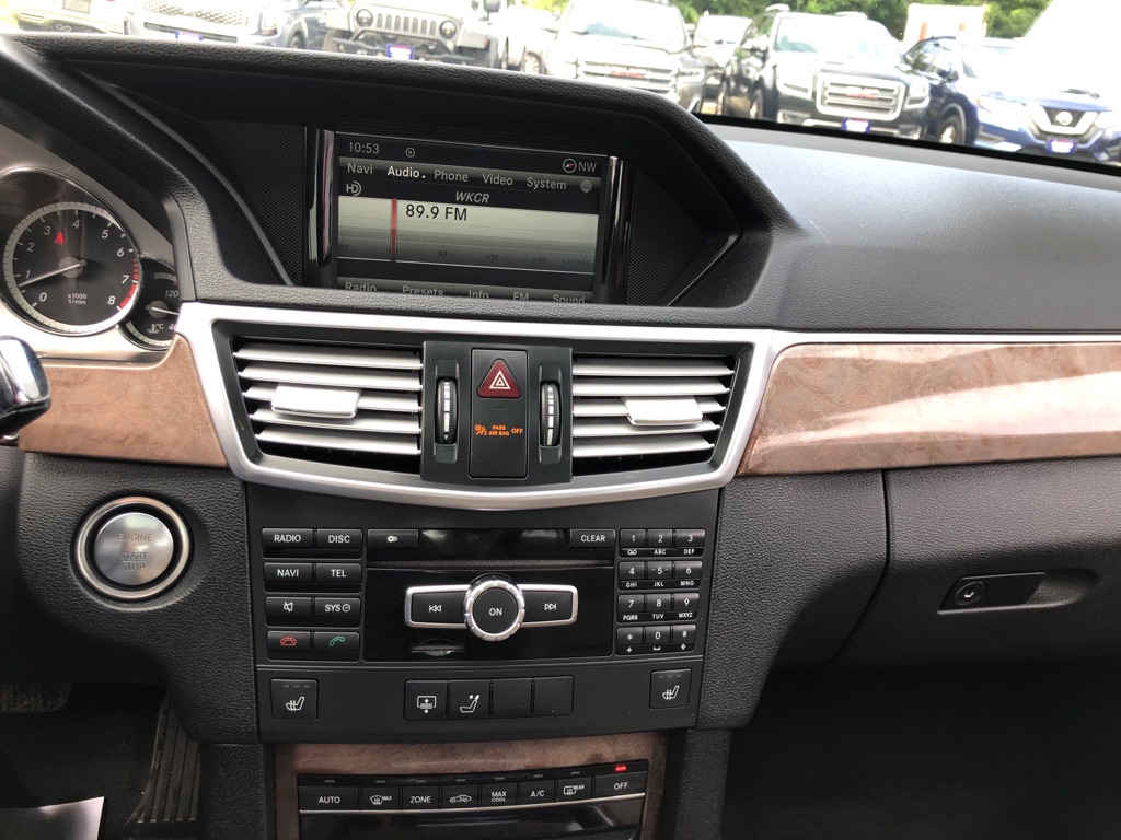 Photo 29 of this MERCEDES-BENZ E-CLASS