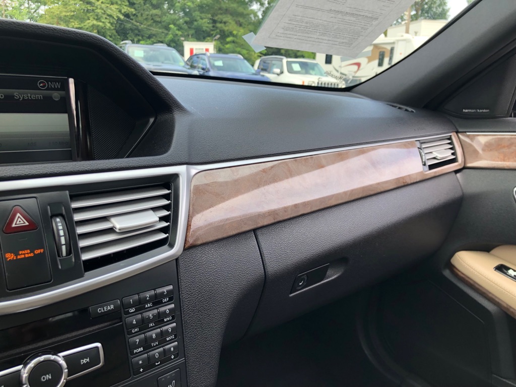 Photo 32 of this MERCEDES-BENZ E-CLASS