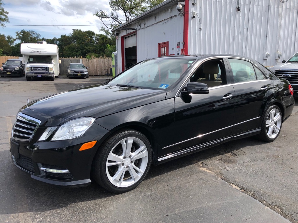 Photo 8 of this MERCEDES-BENZ E-CLASS