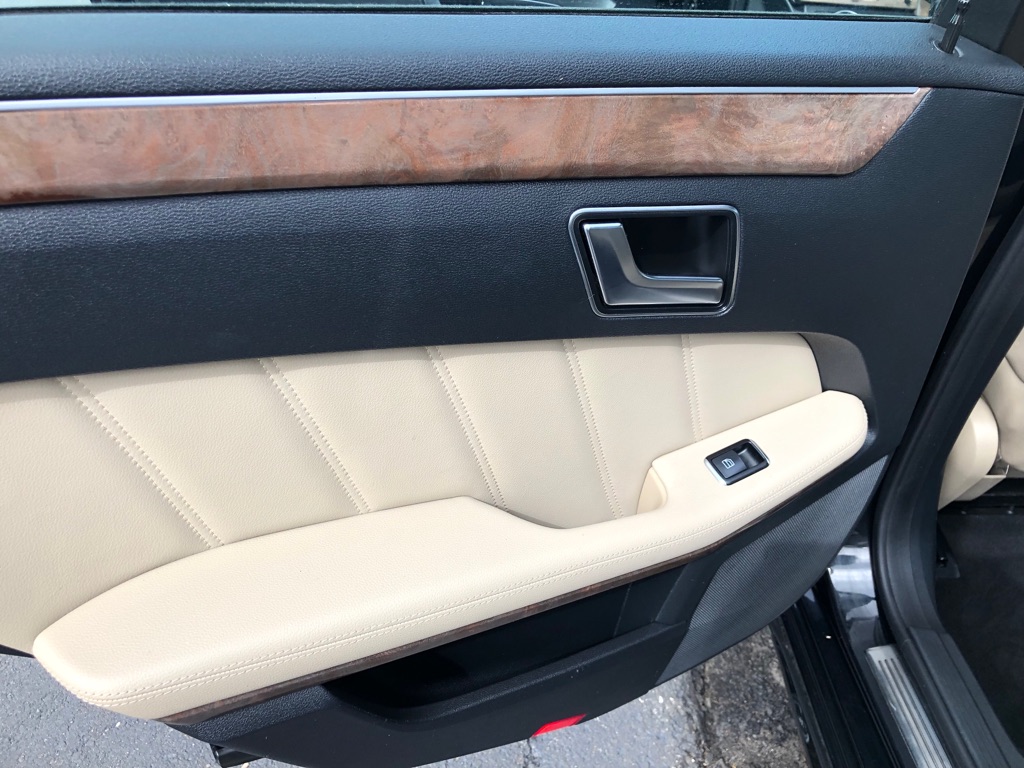 Photo 26 of this MERCEDES-BENZ E-CLASS