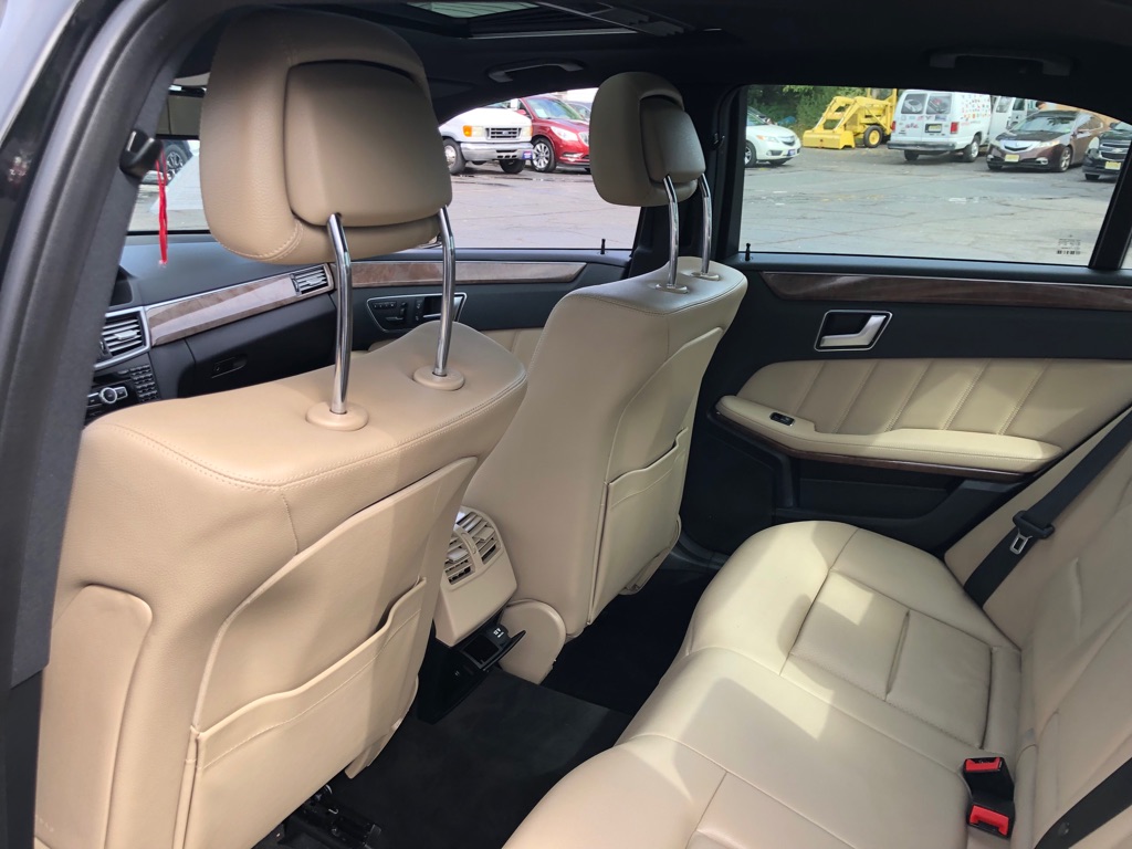 Photo 24 of this MERCEDES-BENZ E-CLASS