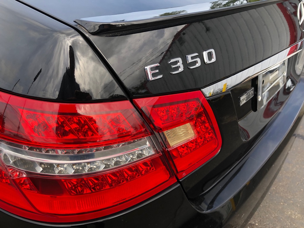 Photo 27 of this MERCEDES-BENZ E-CLASS
