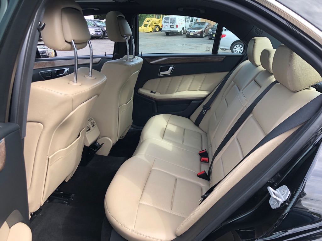 Photo 21 of this MERCEDES-BENZ E-CLASS