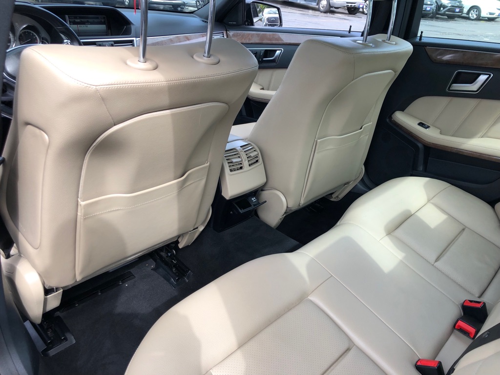 Photo 25 of this MERCEDES-BENZ E-CLASS
