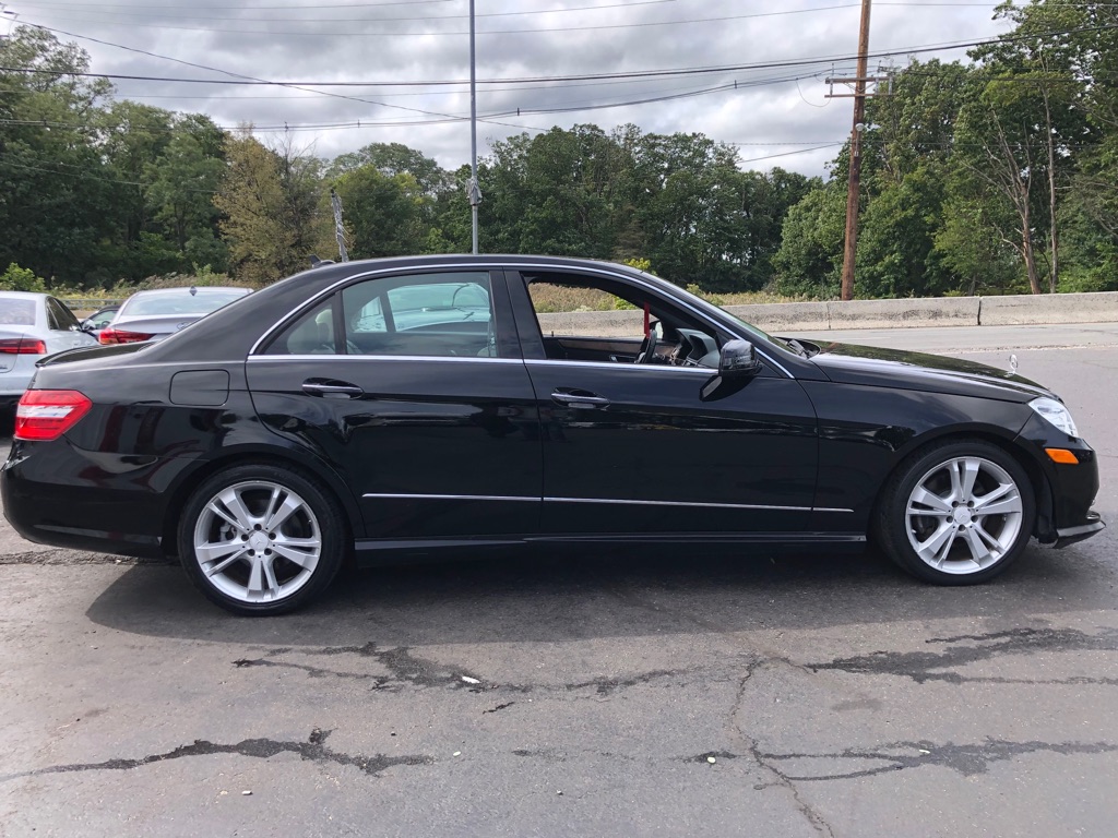 Photo 2 of this MERCEDES-BENZ E-CLASS